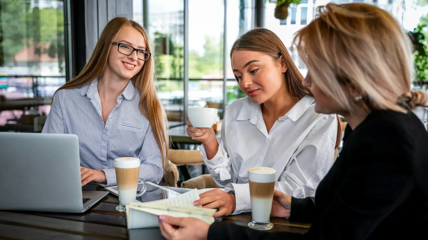 équipe qui passe à la facturation électronique en ayant anticipé