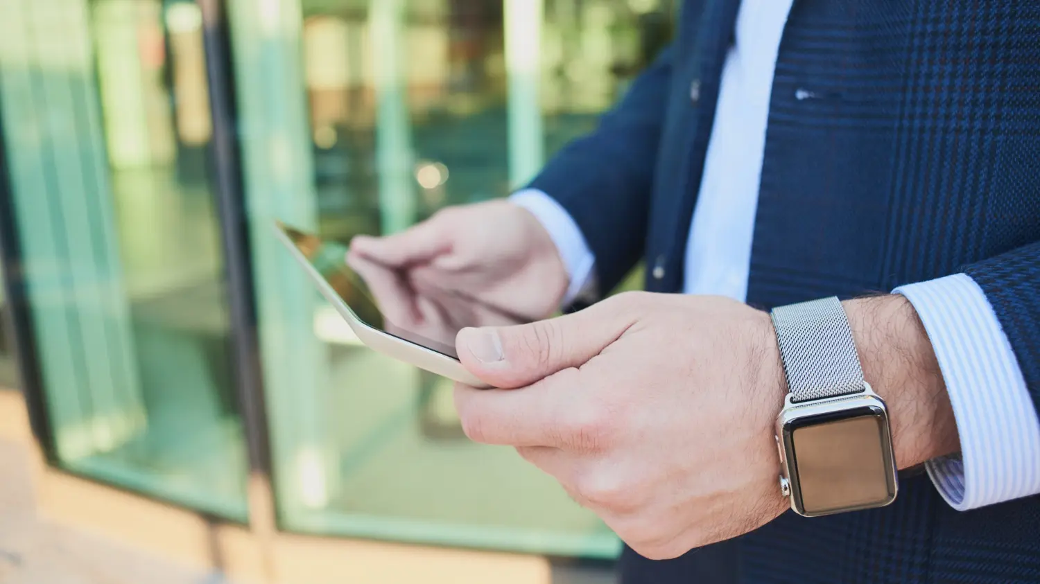 Dirigeant de PME qui consulte son audit pour la facturation électronique obligatoire